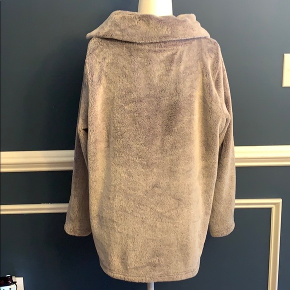 Women’s split collard Sherpa like sweatshirt - Picture 4 of 8